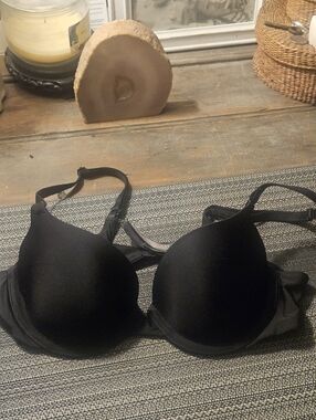 VICTORIAS SECRET T-SHIRT BRA.LIKE NEW! UNDERWIRE W/LIGHT LINING.IDEAL !